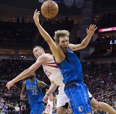 麻将实战技巧：如何通过“余牌数量”判断是否需要改变听牌方向。（麻将实战要点：根据余牌数评估是否调整听牌方向）